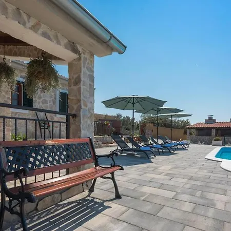 Adamaris Villa