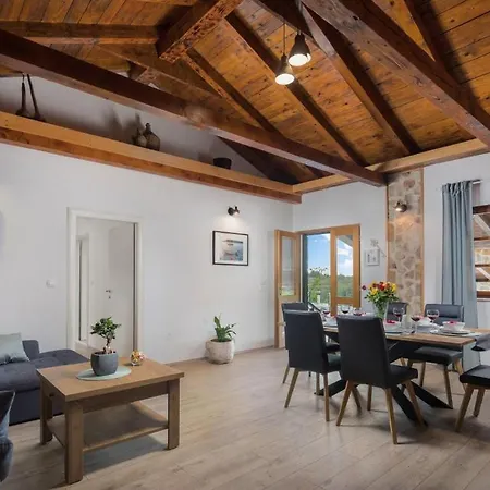 Adamaris Villa