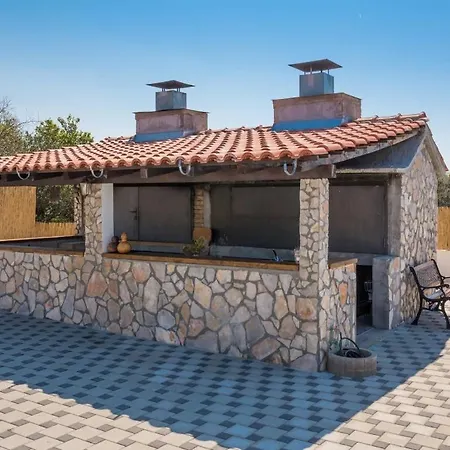 Adamaris Villa *
