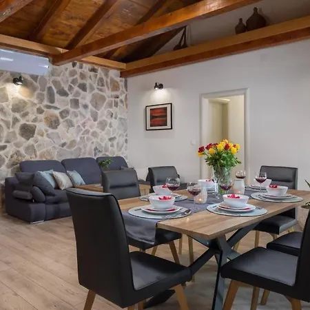 Adamaris Villa *